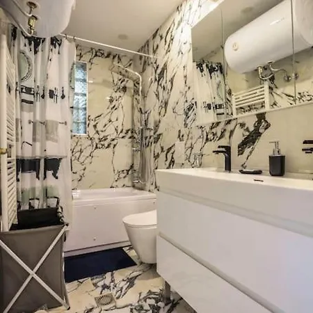Apartment Colorful Oasis With Sunny Balcony Tirana