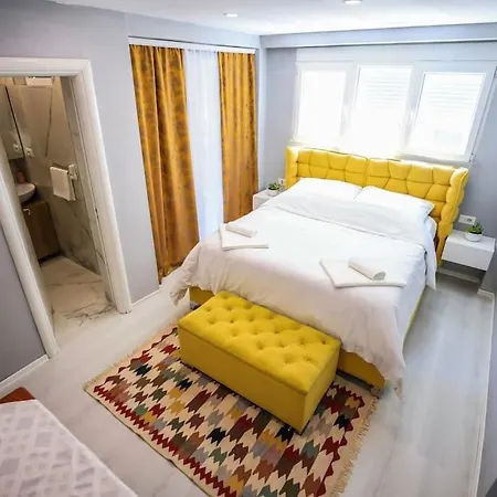 Colorful Oasis With Sunny Balcony Apartment *