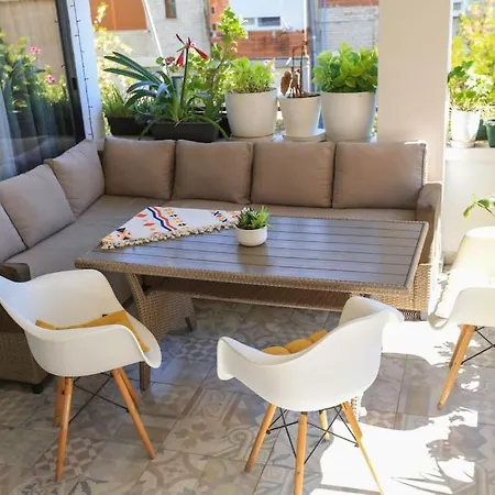 Colorful Oasis With Sunny Balcony *